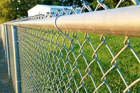 What are the benefits and disadvantages of using chain link fence