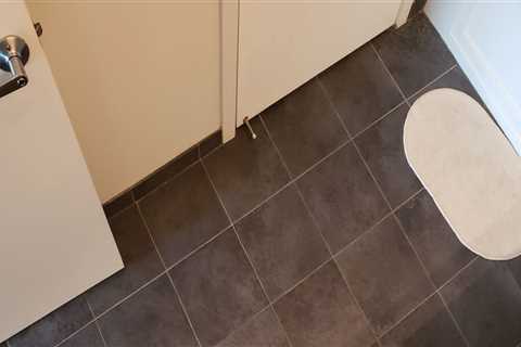 Which way to lay floor tile in bathroom?