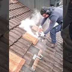 Wait for it... 😱💪   Very Impressive #Solar Installation on a Roof 💪 - Subscribe for more! ☀️